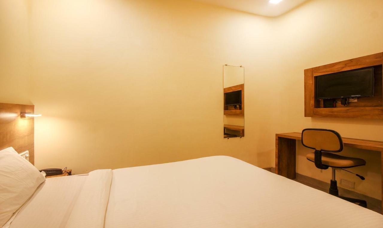 מומביי Tiba Hotel מראה חיצוני תמונה