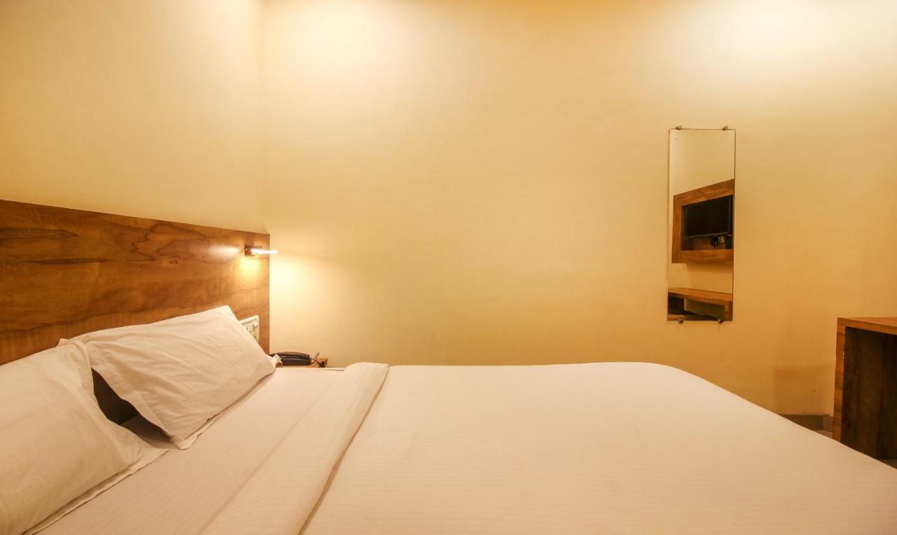 מומביי Tiba Hotel מראה חיצוני תמונה