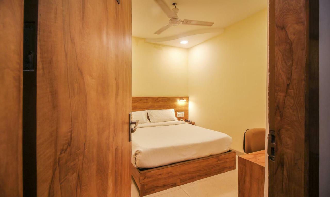 מומביי Tiba Hotel מראה חיצוני תמונה